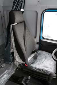 Трехточечные ремни безопасности в кабине водителя