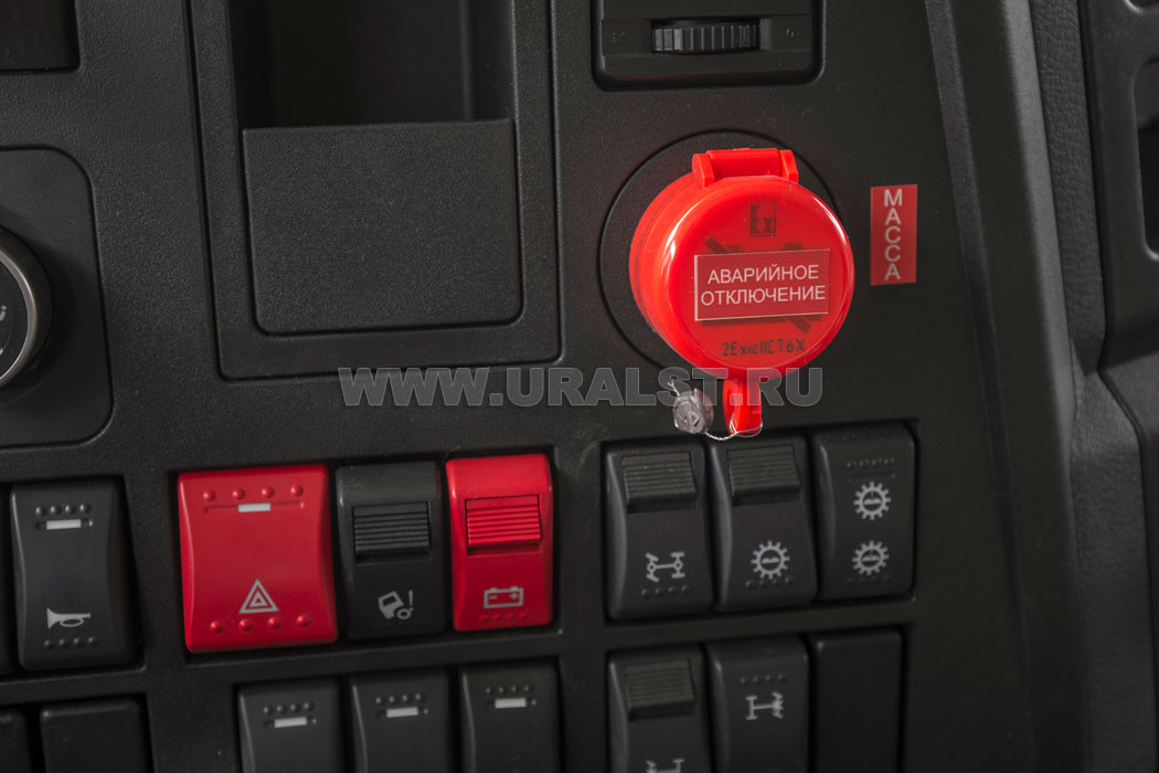 Клавиша управления главным выключателем АКБ с маркировкой по IP54 (под защитным колпачком)