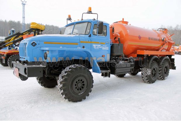 Агрегат для сбора газового конденсата и разлитой нефти на шасси Урал