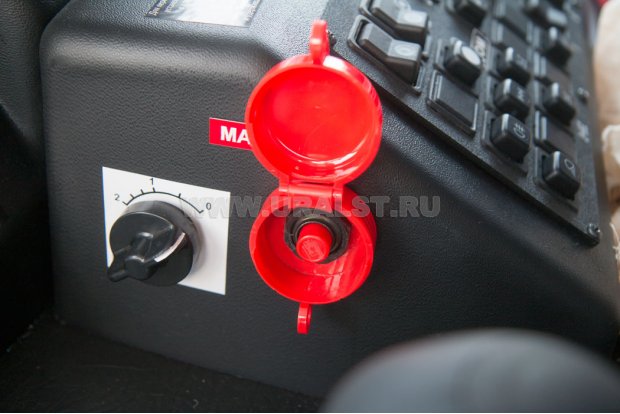 Кнопка отключения массы в кабине водителя 