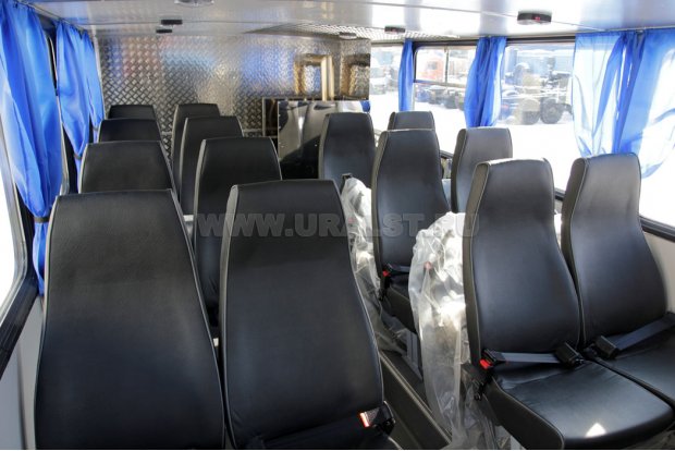 Салон вахтового автобуса с установленным дополнительный оборудованием (дровяной печью)