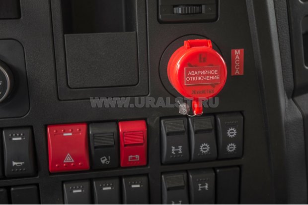 Клавиша управления главным выключателем АКБ с маркировкой по IP54 (под защитным колпачком)