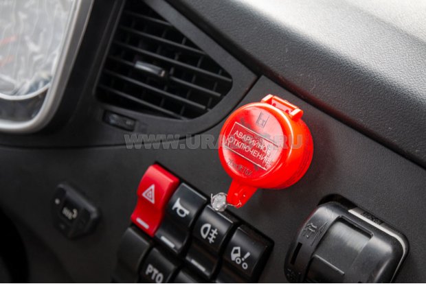 Кнопка аварийного отключения массы в кабине водителя